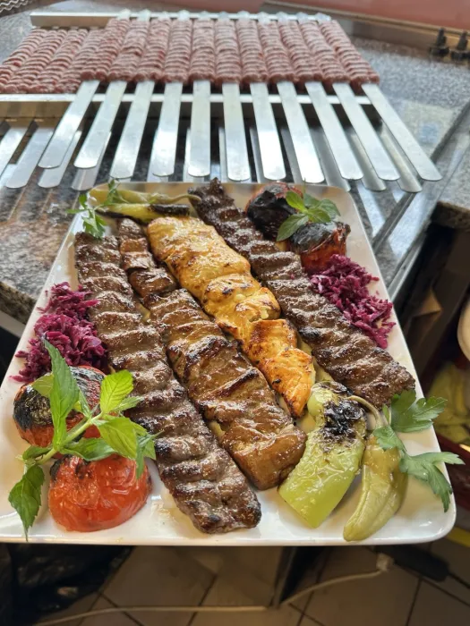Gegrillte Kebab-Spieße mit Gemüsebeilagen