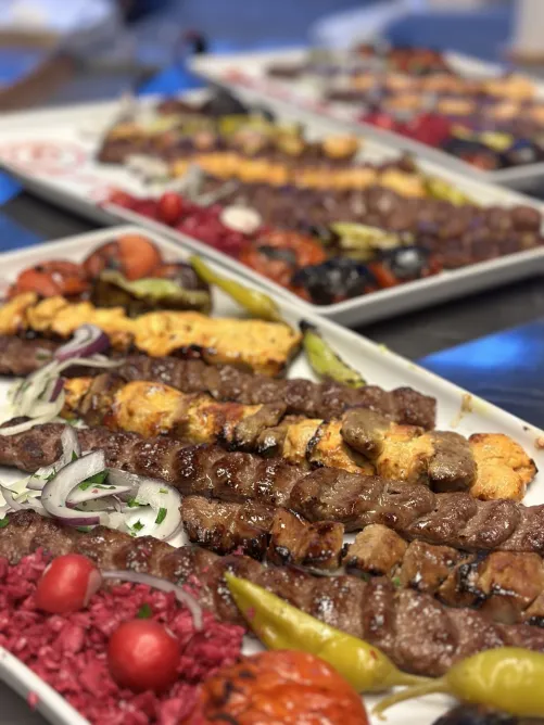 Gegrillte Kebab-Platte mit Beilagen im Safran Restaurant