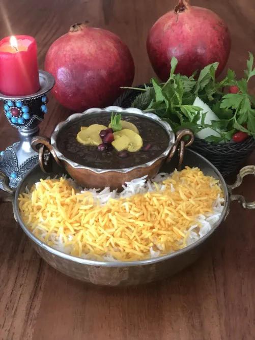 Traditionelles persisches Gericht mit Safranreis, Granatapfel und frischen Kräutern